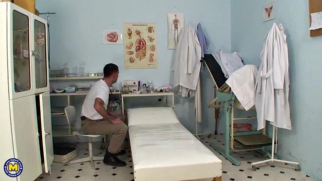 Miniatura de Lellou's Hardcore Doctor Encounter: MILF with Big Tits Goes for Intense Blowjobs and Raw