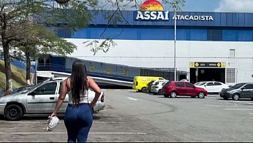 Miniatura de MILF - Llevé a mi madrastra, que llevaba leggings que prácticamente le habían metido en el culo, de compras y me hizo una mamada en el aparcamiento, follando con mi madrastra en el