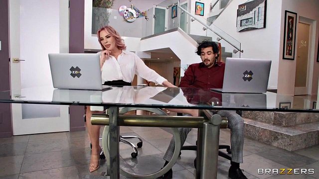 Miniatura de Dana De Armond Gives Rico Hernandez a Hardcore Blowjob Before He Pounds Her in a Steamy Video Call