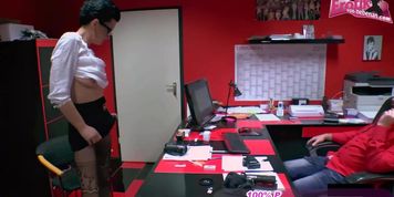 Miniatura de German Gangbang Casting With A Horny Secretary