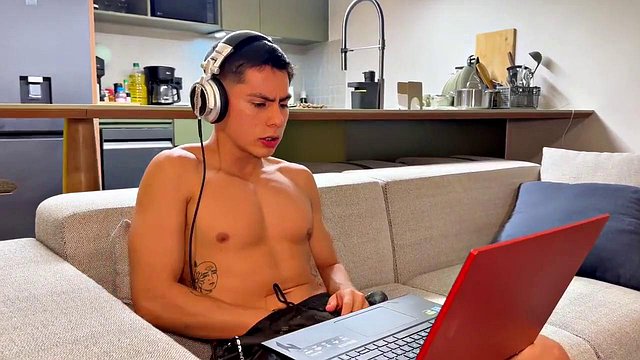 Miniatura de Busty Latina Stepmom Busts Stepson