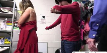 Miniatura de Shoplifter MILF fucked by three mall officers