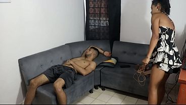 Miniatura de estaba chateando con mi novia y mi hermanastra morena llegó a revisarle el celular y encontró fotos de mi pene y ella decidió sacarme el pene y chuparlo - porno en español