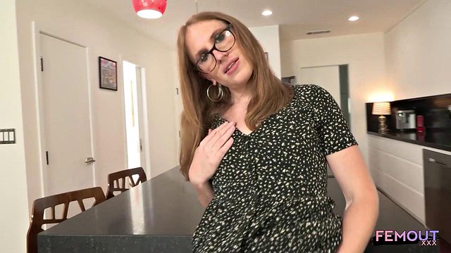 Miniatura de Blonde Shemale Masturbates Solo in Captivating Compilation Clips from the 12th to 16th