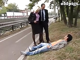 Miniatura de mature couple picks up a drifter for a threesome sex