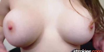 Miniatura de Strokies Newcomer Bella Rocks Hollyweird With First Handjob...