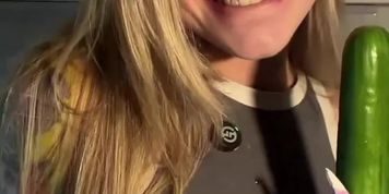 Miniatura de Solo girl uses vegetables for anal and vaginal play with urination