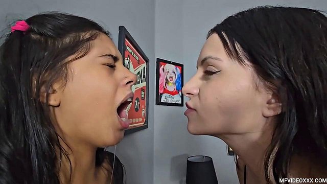 Miniatura de Lesbian Brunette Jessie Mel's Saliva Mouthfill