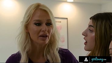 Miniatura de GIRLSWAY - Enfermera universitaria MILF London River guía a Kimmy Kimm a través del SQUIRTING con Julia James