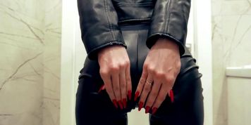 Miniatura de ASMR Video&period; Leather Fetish from hot skinny brunette