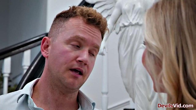 Miniatura de Blonde Cheerleader Masseuse Gives Van Wylde Special Nuru Handjob