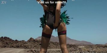 Miniatura de Hotkinkyjo in feather cyberpunk costume self anal fisting & prolapse at the desert road