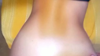 Miniatura de Mi hermosa hermanastra de gran trasero me hace sexo oral; se lo traga todo.