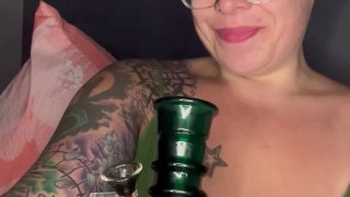 Miniatura de Bbw step mom MILF takes bong rips smoking fetish
