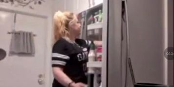 Miniatura de Long hair hot muscle guy jerking off while hot blonde milf in the kitchen watches him over the phone
