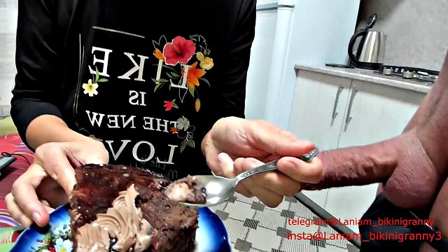 Miniatura de Stepmom's Foot Fetish Cumshot on Food