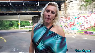 Miniatura de No podía creer lo que esta vieja MILF sucia le hizo a mi polla - Public Agent