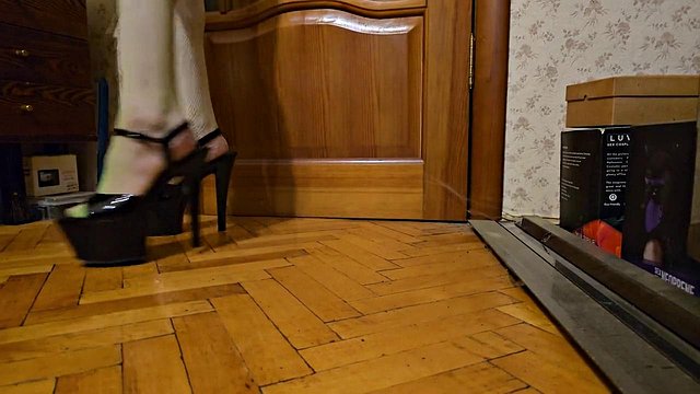 Miniatura de Sasha Earth Skinny Sissy High Heels Handjob Cumshot
