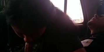 Miniatura de Milf Maestra linda cachonda mamando verga en el auto 2da parte