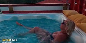 Miniatura de Hot Mature Blonde Wife Gets Fucked Outdoors in Doggy Style