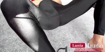 Miniatura de Hand fetish scene with mature woman and younger man