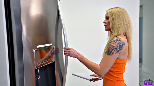 Miniatura de Blonde Carina Blair Ends Blowjob with Facial Cumshot