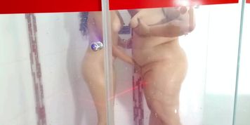 Miniatura de ألعب في الحمام مع صديقي تحب أن ألعق بوسها مثلية الجنس lesbian sex two friends warm up in the shower