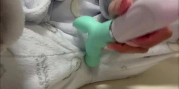 Miniatura de College girl masturbation routine before going to bed&period;