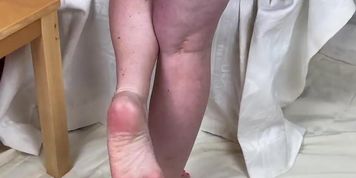 Miniatura de Mrs Mature Shows Off Her Feet And Big Natural Boobs In Sexy Lingerie