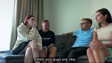 Miniatura de Los swingers novatos intercambian parejas mientras las chicas toman un nuevo pene