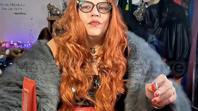 Miniatura de Brazilian Redhead Goddess Flaunts Smoking Saggy Tits in Shiny Fur and Glossy Latex While Dan
