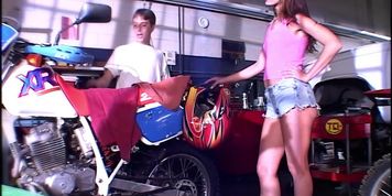 Miniatura de Mechanic Shop Threesome with Bradi Lyons (Brandi Lyons)