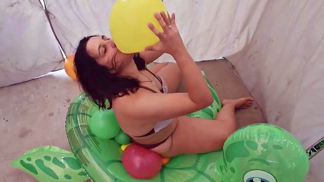Miniatura de Melu_World's Outdoor Lesbian Water Balloon Popping