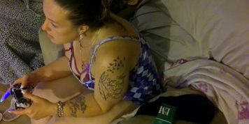 Miniatura de Milf Takes Off Her Mini Skirt And Sits On Couch In Her Lingeire