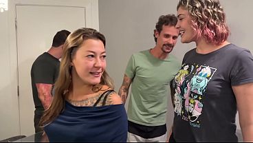 Miniatura de Invitamos a nuestros vecinos a comer pizza y la cosa acabó en un intercambio de parejas, mucho sexo y besos apasionados.