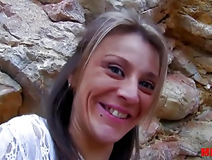 Miniatura de skinny spannish milf fucked hard in the ass at the beach