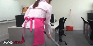 Miniatura de Naughty Japanese Star Chihiro Akino Dazzles With Her Seductive Blowjob Skills
