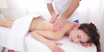 Miniatura de Hot Brunette Body Fucked By Massage Therapist