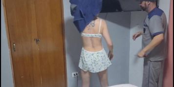 Miniatura de Recebi o técnico da TV a cabo sem calcinha e dei buceta pra ele sem preservativo&excl; (Fanny Squirting)