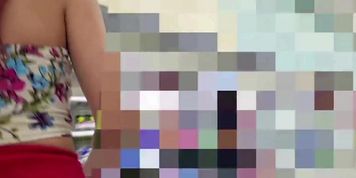 Miniatura de Esposa sem calcinha vai ao mercado em público e se exibe&excl; (Fanny Squirting)