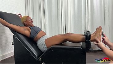 Miniatura de POLLITAS COSQUILLEAS - Una MILF morena y sensible con vello púbico chilla al hacerle cosquillas