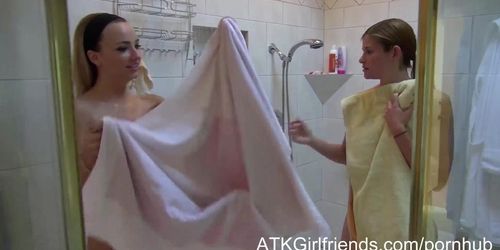 Miniatura de A creampie POV Double Date with Lara and Carmen masturbating and fucking