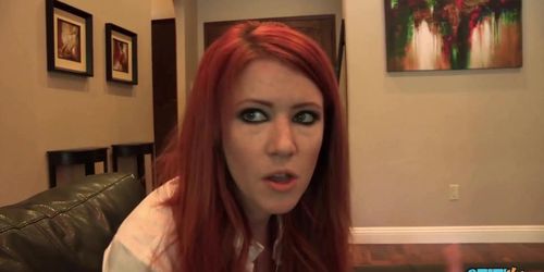 Miniatura de Foxy redhead vixen once again seduces a partner who wants her lesbian loins