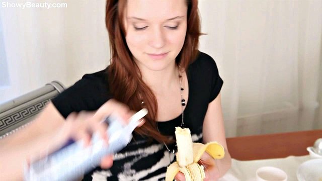 Miniatura de Emi, Sophia & Viktory Lesbian Banana Threesome