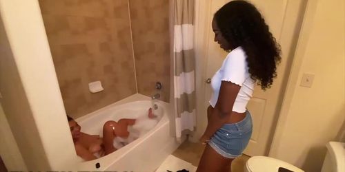Miniatura de Yuri Dreamz and Kokohontas Have Sex In The Tub (betty bondage, jaz jizzes, kate stone, renee hurtz, shruthi narayanan)