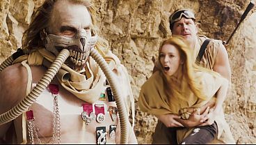 Miniatura de Madi Collins como Furiosa pierde la cabeza con una polla dura en el páramo - Parodia porno de cosplay de Furiosa