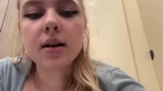 Miniatura de Extreme squirting on public place. Sitting on cam and fingering anal