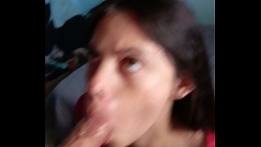 Miniatura de Vecina Infiel - Vecina me convence de una mamada matutina mientras su marido está trabajando