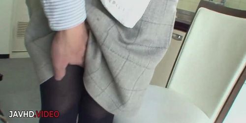Miniatura de Mature Woman Kiyoe Majima Stimulates Her Natural Pussy With Vibrator Toys