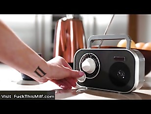 Miniatura de naughty milf siri dahl's caught naked in the kitchen! pervert stepson banged her hard!